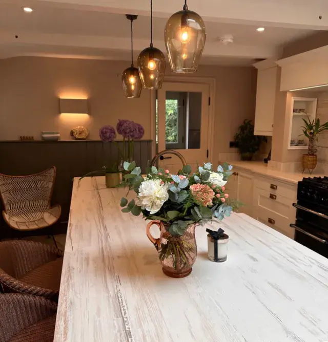 Inside our gorgeous Great Budworth project 🤎

#wallpaper #wallpainting #painting #kitchen #kitchendesign #kitchendecor #kitchenuk #cottage #cottagestyle #cottagelife #interior #interiordesign #design #interiør #inspiration #decoration #cheshireinteriors #cheshireinteriordesign #cheshirehomestyle #interiordesigninspiration